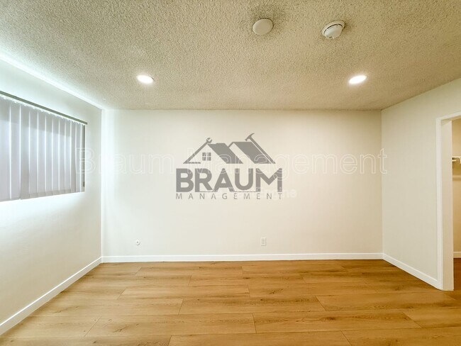 Building Photo - 6039 Whitsett Ave