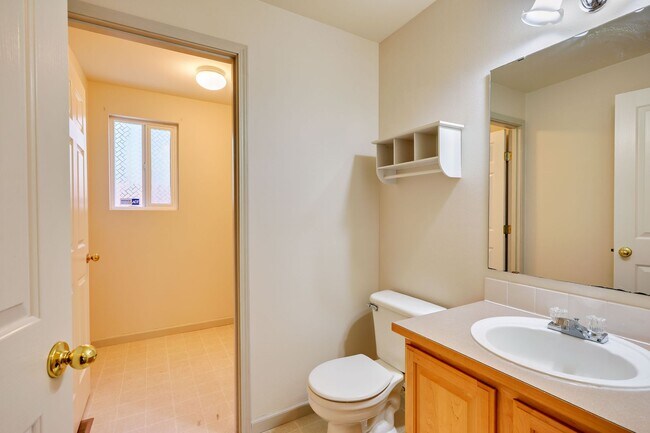 Building Photo - Highly Desirable Home in Ridgetop Communit...