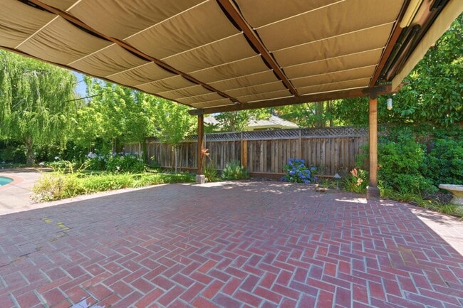 Building Photo - 1825 White Oak Dr
