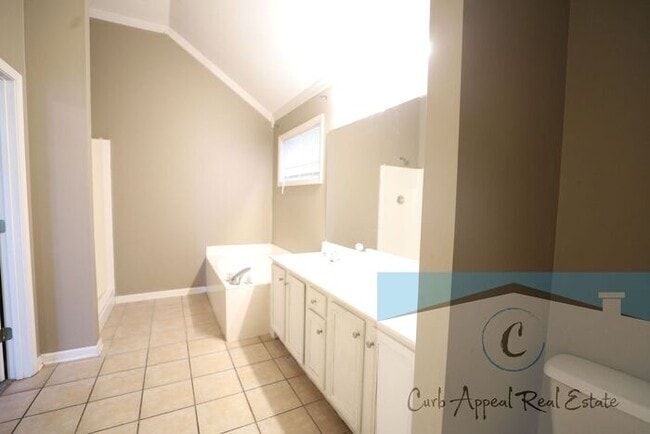 Building Photo - Beautiful 3 bed/ 2 bath home - fireplace, ...