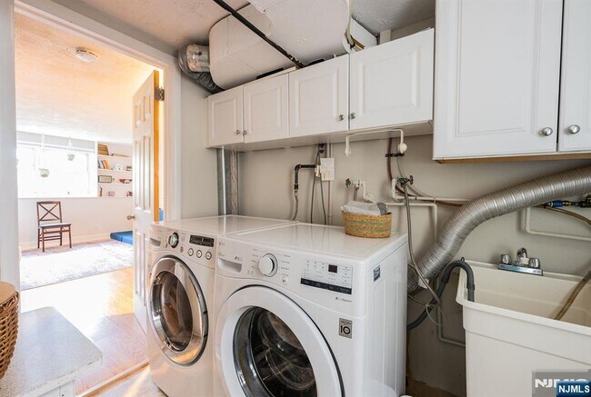 Building Photo - 542 Nagle St