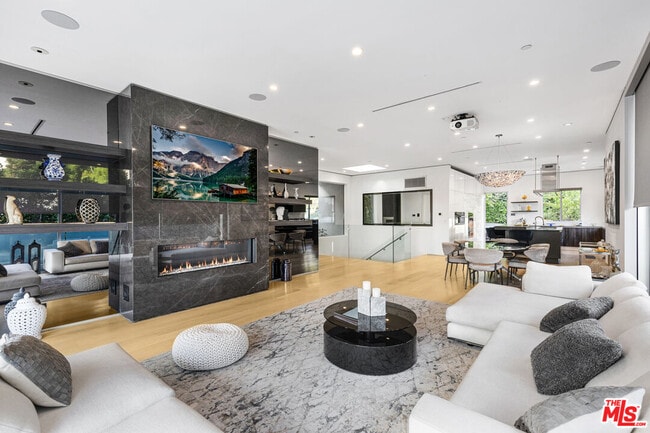 Building Photo - 1717 Sunset Plaza Dr