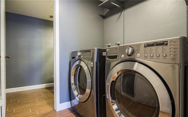 Building Photo - Gorgeous Townhome with a Courtyard !