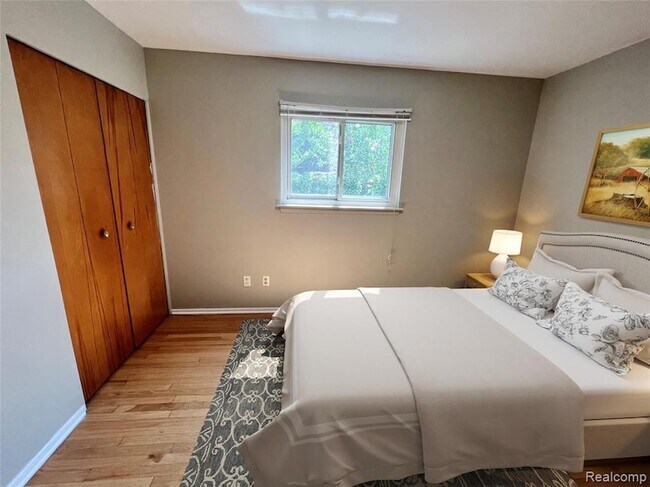 Building Photo - 808 Wellesley Ave