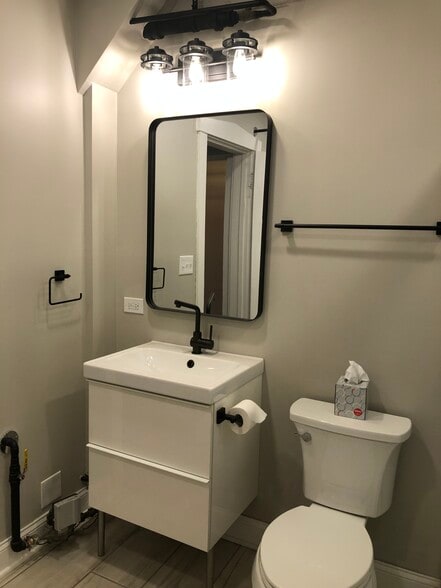 Building Photo - 318 E Deer Pl