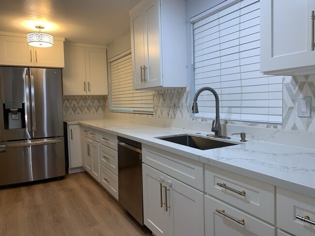 Building Photo - Spacious 3 Bed 2.5 bath Kent Split-Level home