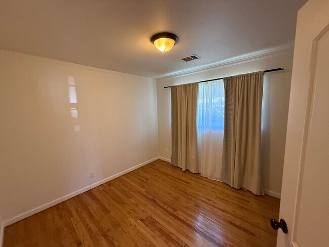Building Photo - 425 N 7th St