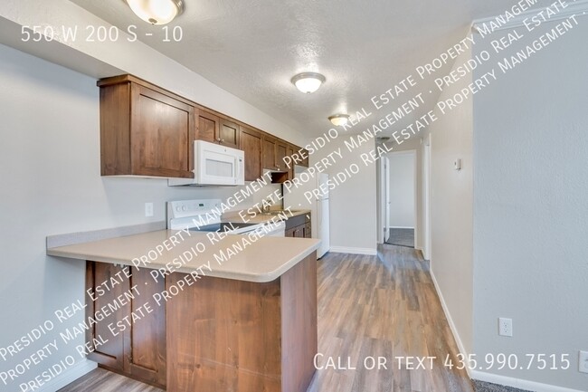 Building Photo - Cute, clean 2 BR/1 BA apartment