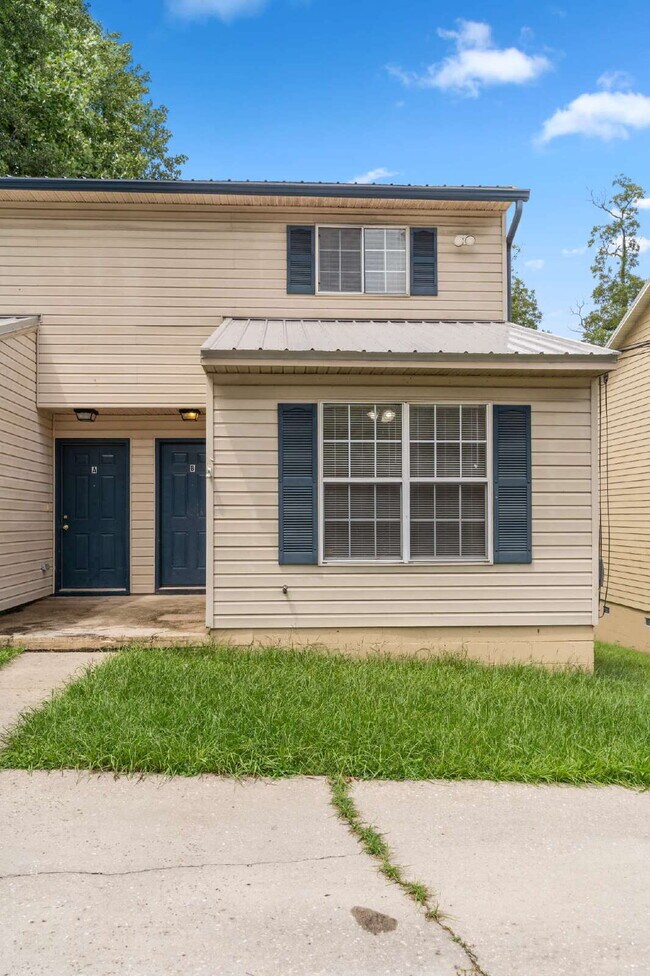 Building Photo - 1 bedroom and 1 bathroom in a 3x3 duplex STEPS AWAY FROM CAMPUS
