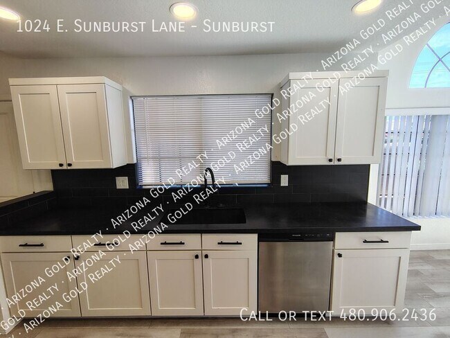 Building Photo - 1024 E Sunburst Ln