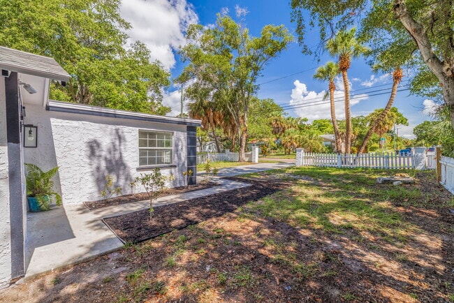 Building Photo - 2710 22nd Ave S