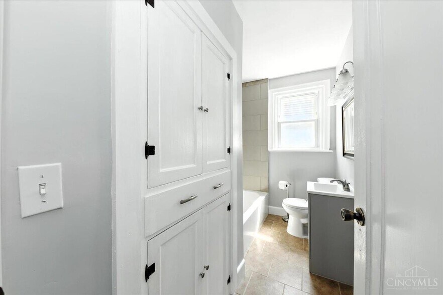 bathroom view from the door - 1810 Berkley Ave