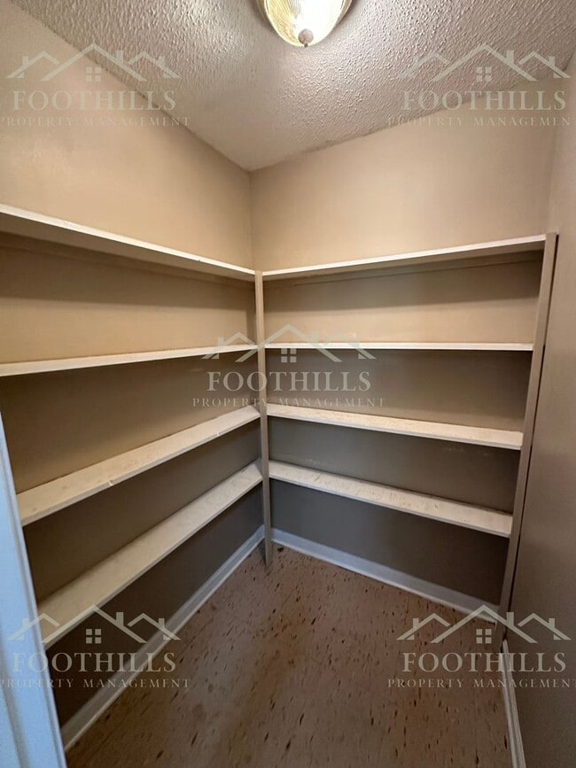 Building Photo - 1419 Oak Hill Dr