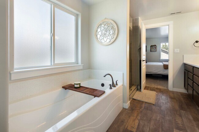 Building Photo - Spacious Two-Story Retreat in South Boise
