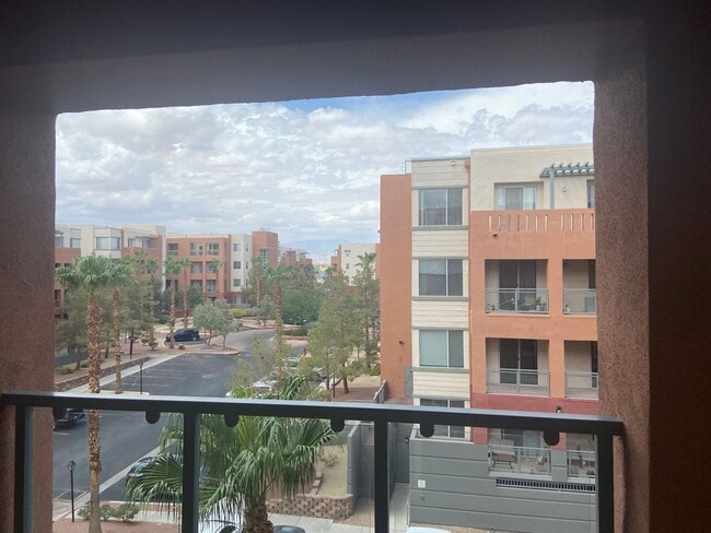 Building Photo - Stunning Top Floor View Condo at Park Avenue!