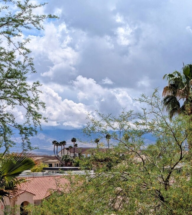Building Photo - Santa Fe Vistas House!