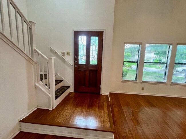 Building Photo - Spacious 3 Bedroom/2.5 Bath home with Large Game Room and Fabulous Deck ~ Move in Ready!