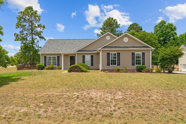 Primary Photo - 3 Bed 2 Bath Convenient to Fayetteville an...