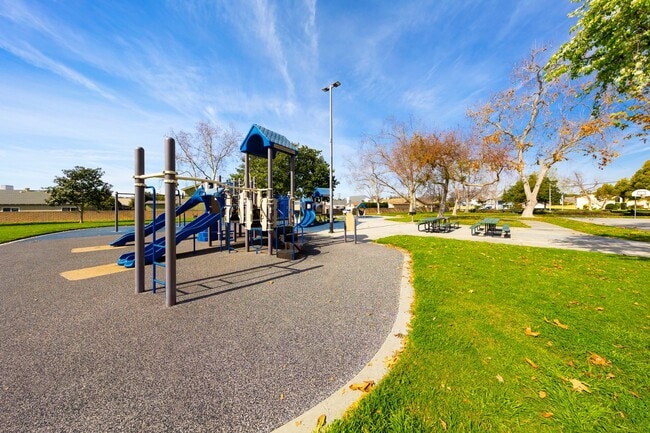 Building Photo - Beautifully maintained Tuscan-style custom home