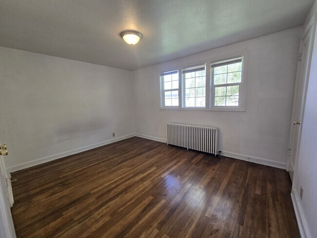 Building Photo - 447 NE Winchester St