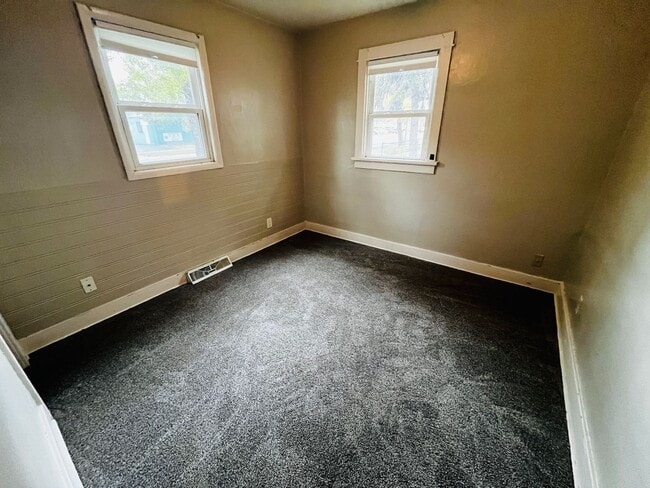 Building Photo - 2-Bed, 1-Bath Home with Detached Garage & Huge Backyard! Pet Friendly (Currently occupied)