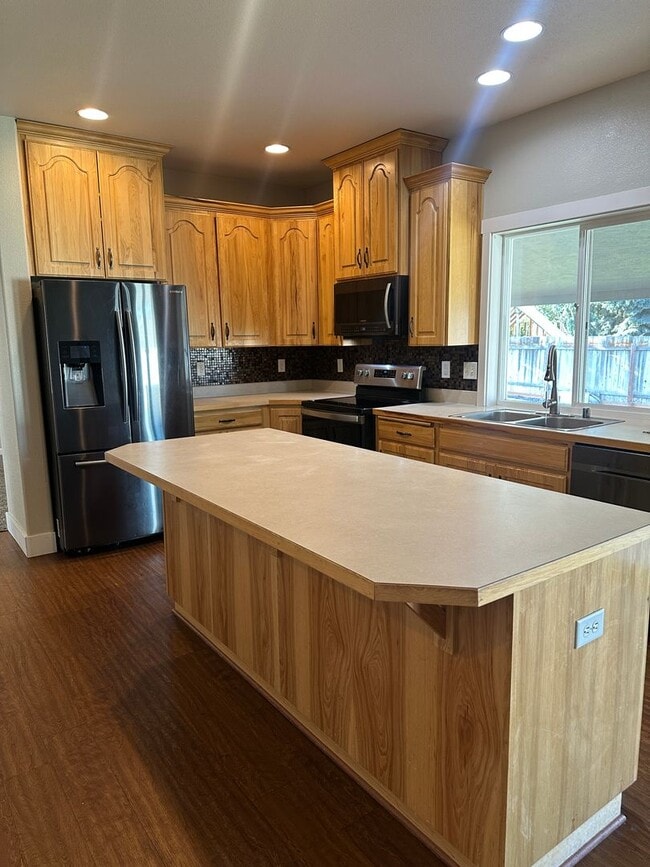 Building Photo - Extra Large Home For Rent, 4 Bedrooms! NEW...