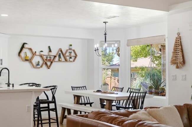 Building Photo - 930 S Indian Cir