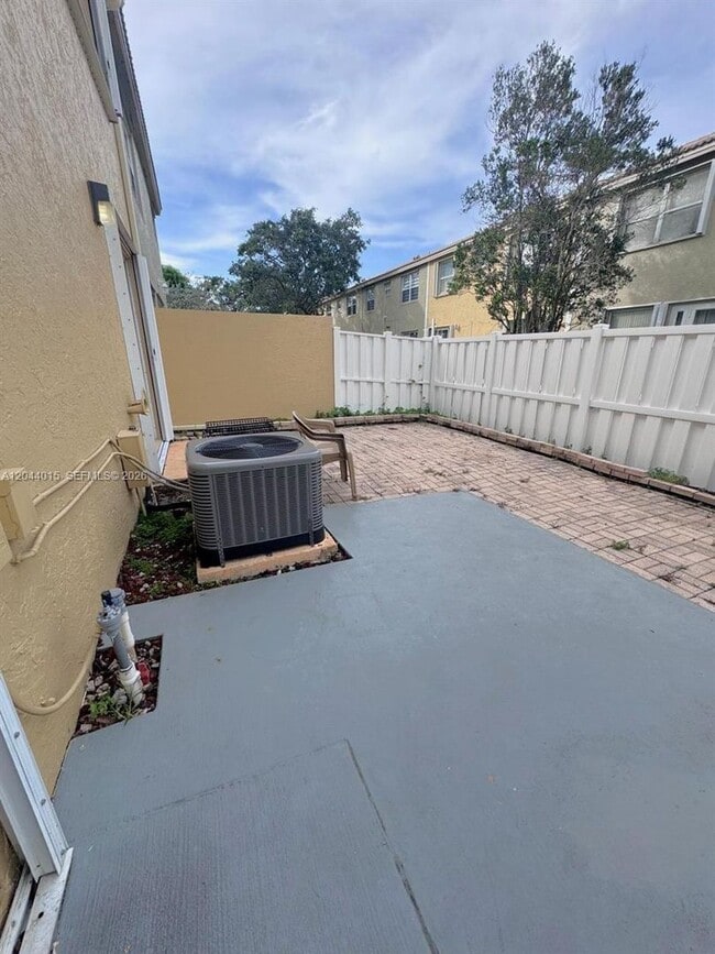 Building Photo - 1435 NW 154th Ln