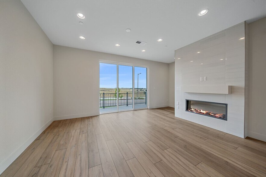 Building Photo - 10860 Lyric St