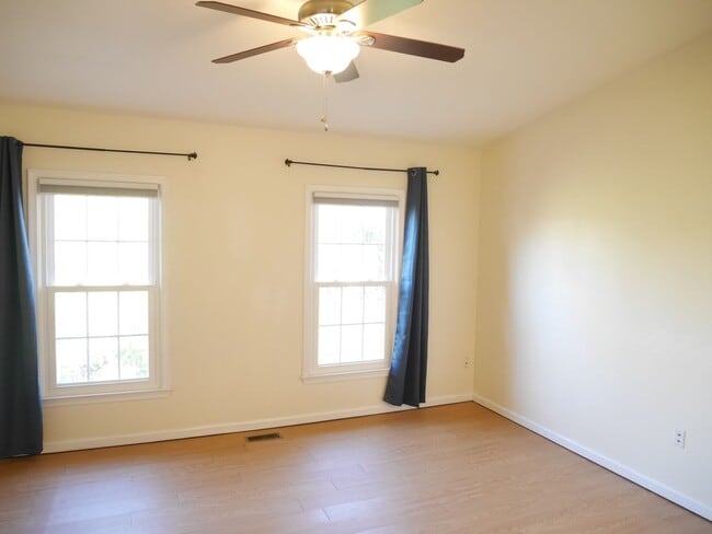 Building Photo - Jessup Townhome- Move-in Ready