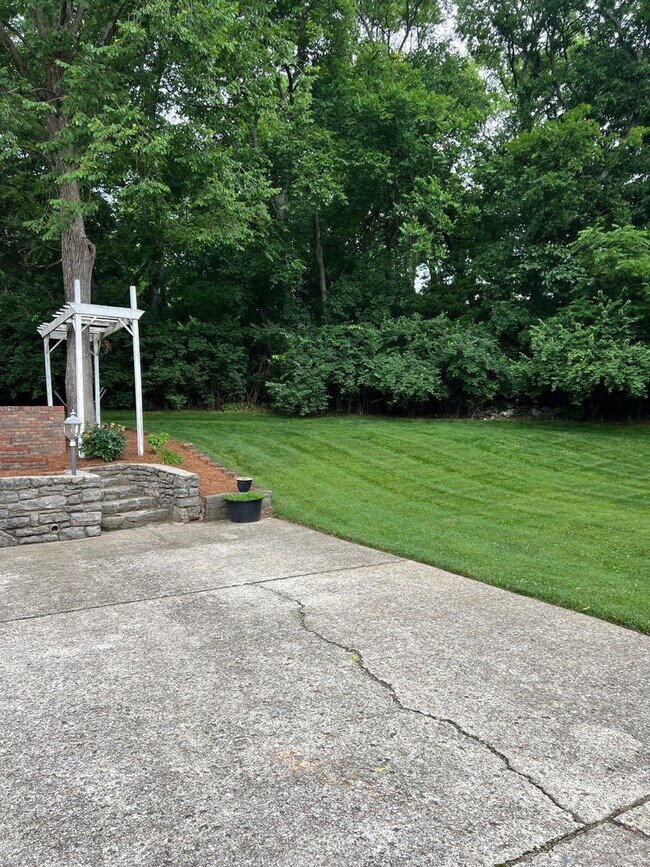 Building Photo - Single Family Home on almost an acre, 4 be...