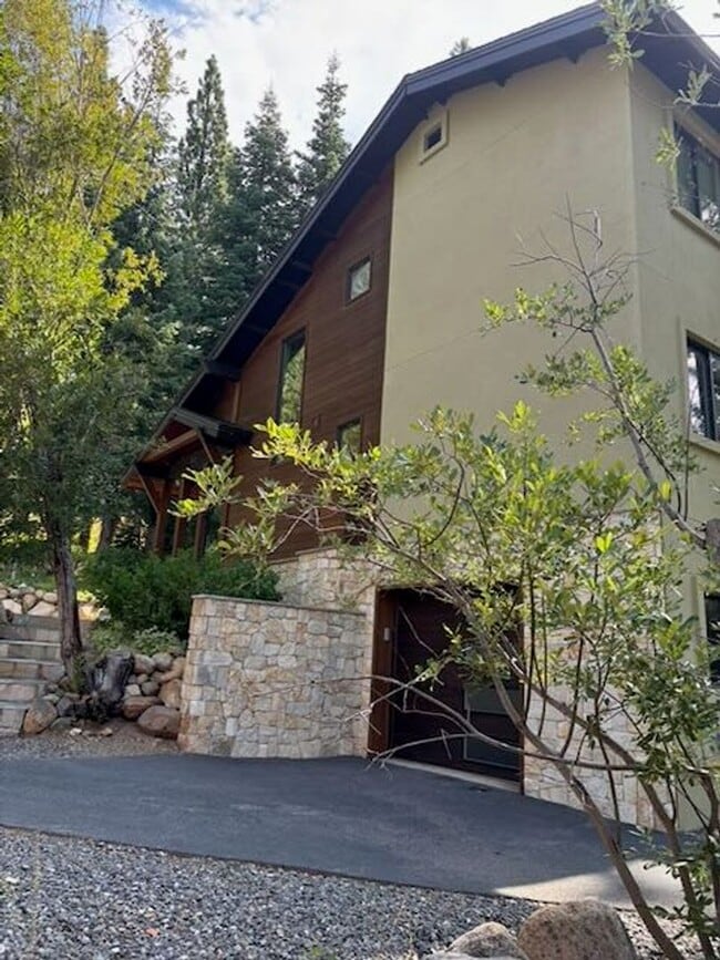 Building Photo - 969 Chipmunk Ct