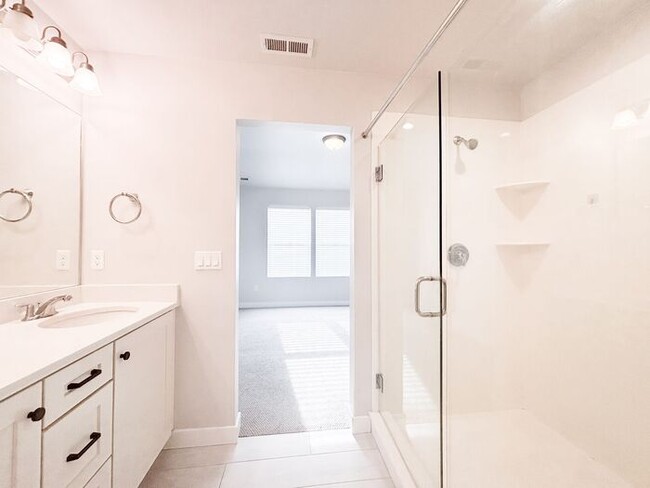 Building Photo - Stunning and Spacious 3BR 3BA Townhouse w/ Quartz Kitchen + Garage Parking + Modern Finishes in E...