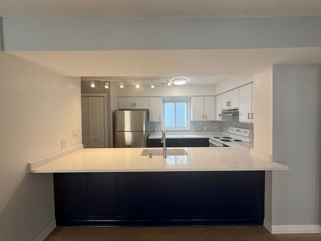 Building Photo - Charming Beachside Condo Near Shore Drive!