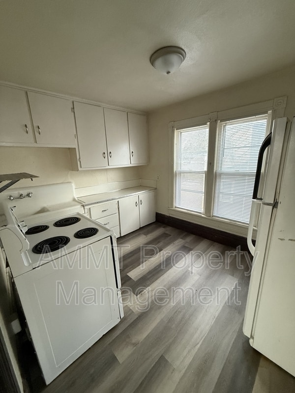 Building Photo - 723 W 1st St