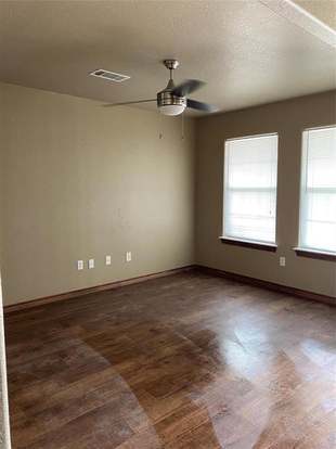 Building Photo - 10910 Shady Oaks Dr