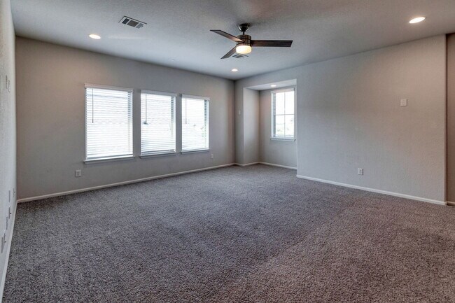 Building Photo - 125 Rangel Dr