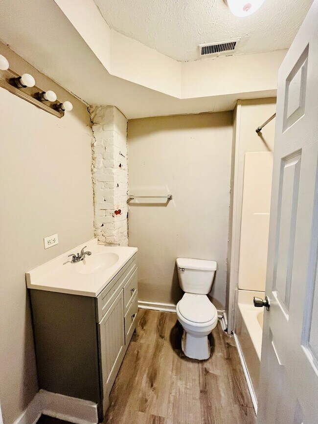 Building Photo - Updated 2 bedroom Portland house- Section ...