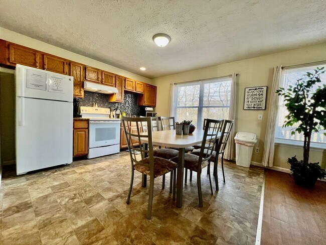 Building Photo - Great corporate furnished rental- close to everything.