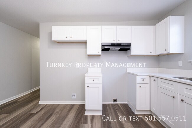 Building Photo - Renovated 3 bed 2 bath duplex! Half off 1s...
