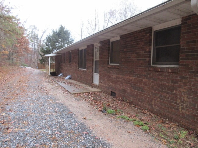 Building Photo - $1,780 - 3 Bedroom 1.5 Bathroom Unfurnishe...