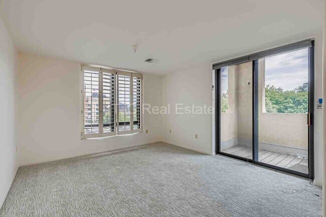 Building Photo - MOVE IN  SPECIAL