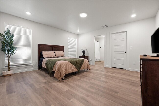 Building Photo - 2505 Kenwood Ave