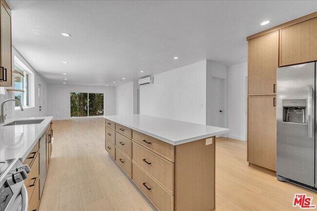 Building Photo - 6913 1/2 Encino Ave