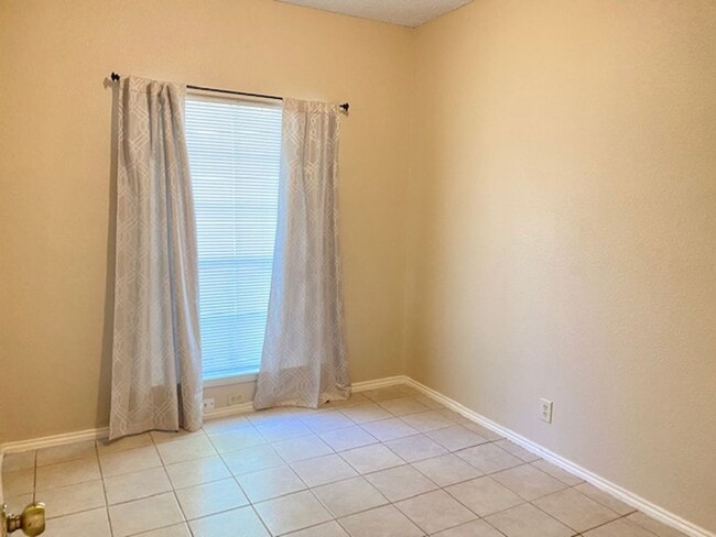 Building Photo - COMING SOON! Stoneridge Duplex Well-Maintained 3 Bedroom