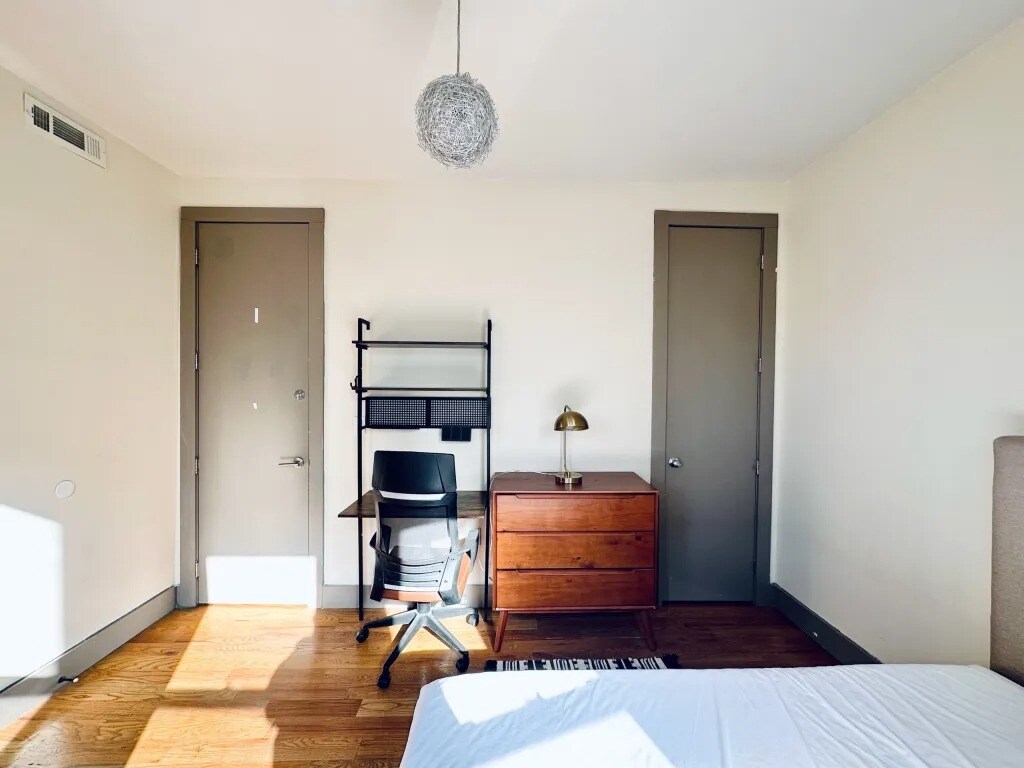 Building Photo - Furnished room/NOT APARTMENT