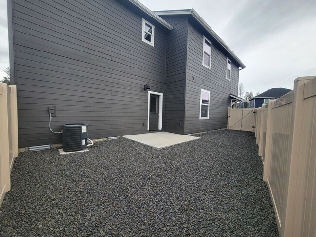 Building Photo - New 3 bedroom, 2 bathroom Town home in Pri...