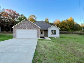 Building Photo - 3 Bedroom / 2 Bath In Pocahontas