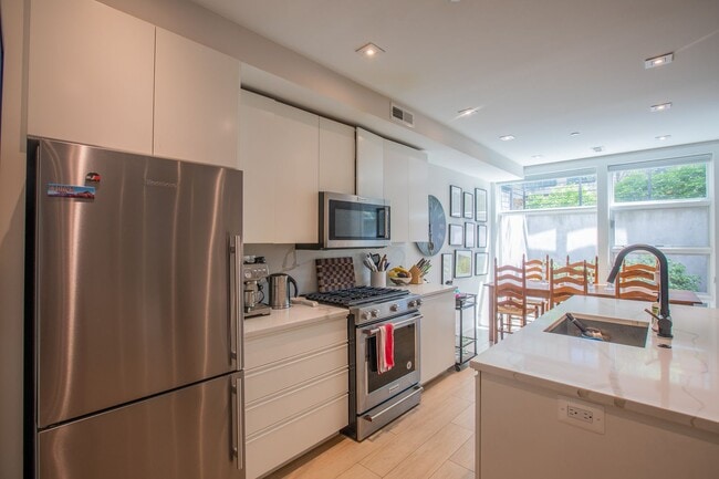 Building Photo - Stunning 2 BR/2 BA Condo in Lanier Heights!