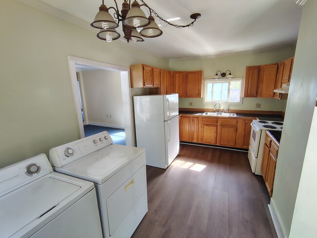 Primary Photo - 178 River St